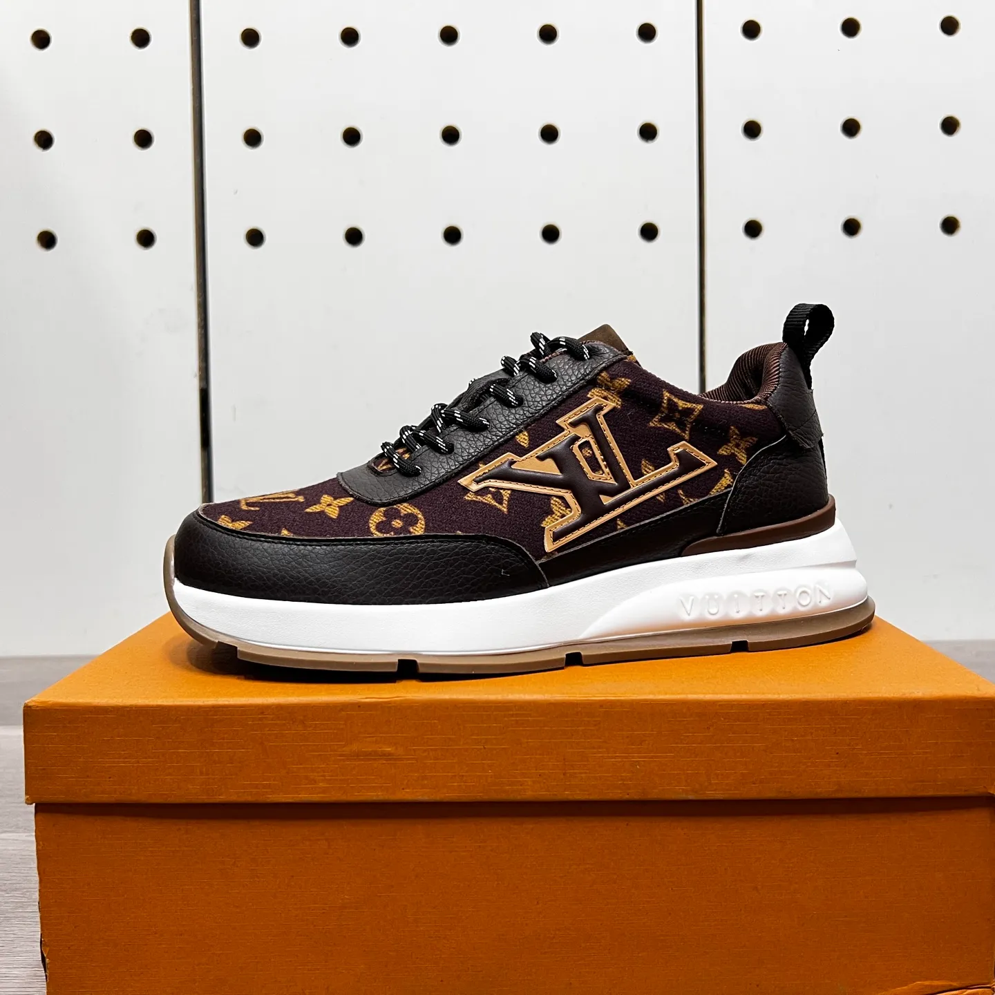 Factory price: 438💰LVZhe's new casual sports shoes for men👉 👉 Fashionable and versatile, 💞 simple and elegant style, 🔊 The fabric is made of imported cowhide with original fabric, ☑️Sheepskin feet inside, original wear-resistant rubber outsole, exclusive new style, actual shot, three colors available, code number: 38-44, (45 can be customized)